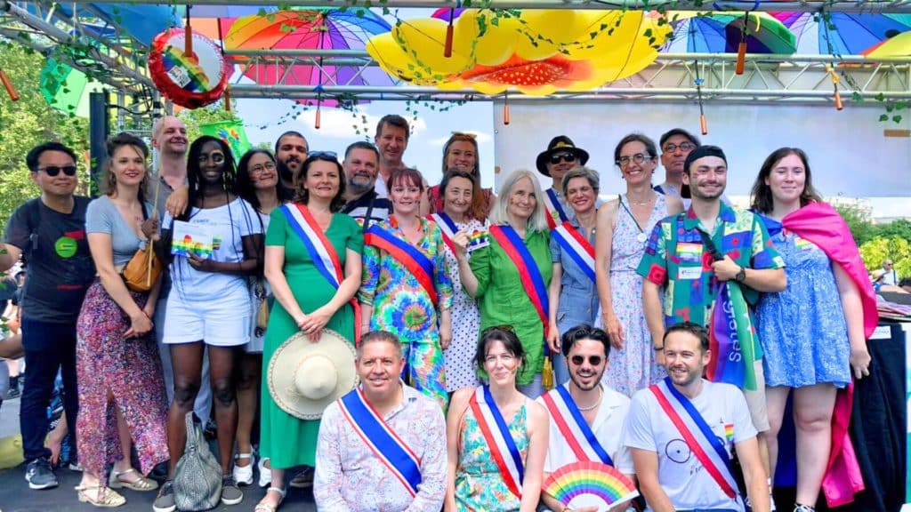 Des élues et militants parisiens rassemblés lors de la Pride 2023 pour la marche des fiertés parisienne.