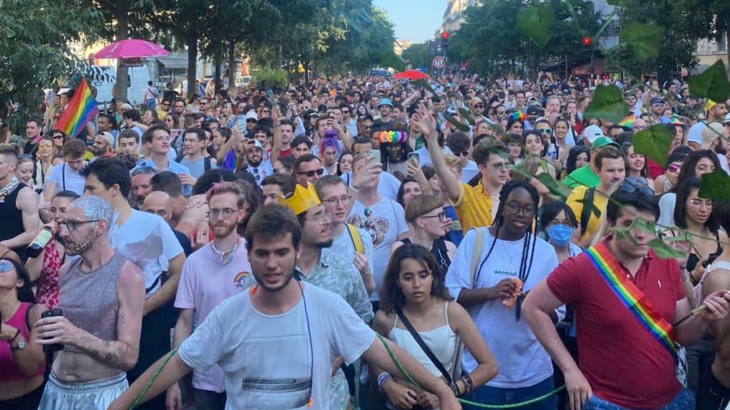 Des militants parisiens rassemblés lors de la Pride 2023 pour la marche des fiertés parisienne.