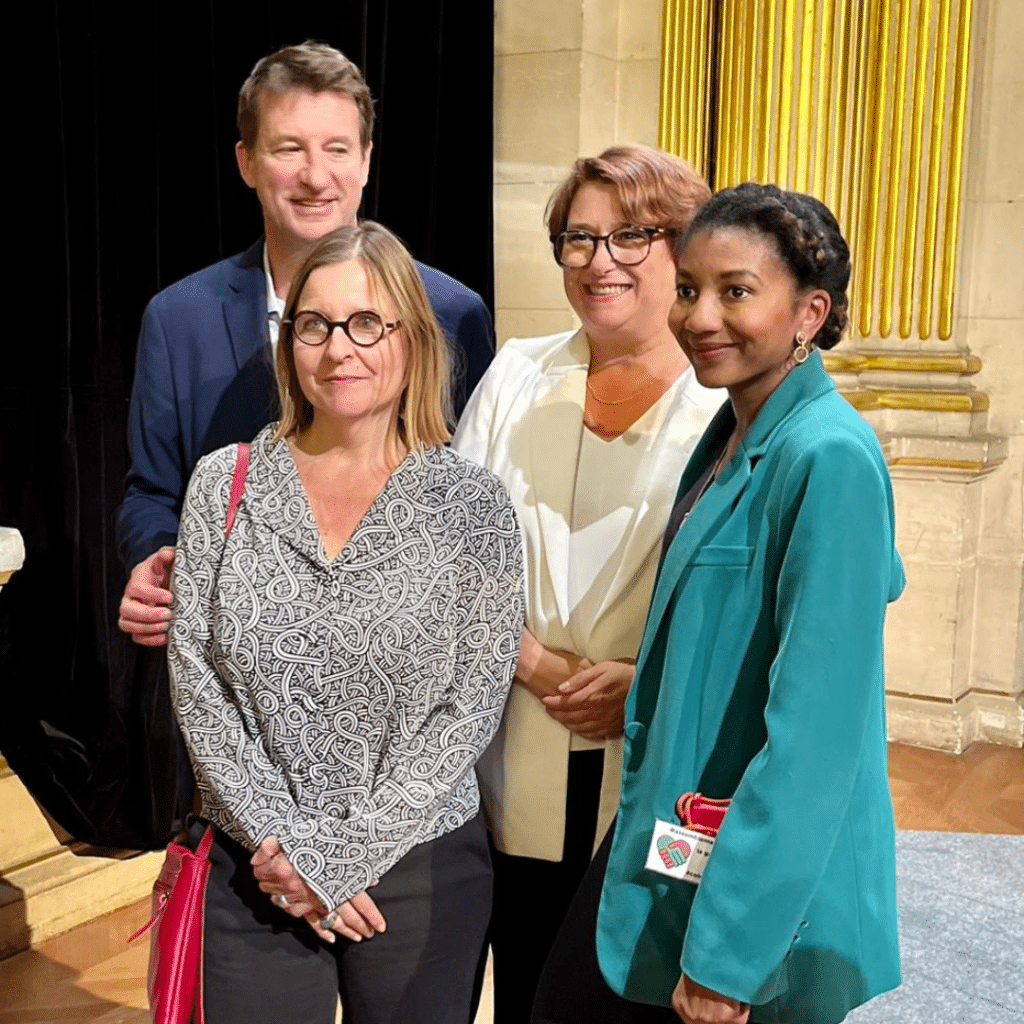 Antoinette Guhl, Yannick Jadot et Anne Souyris sont élus sénateurs de Paris lors des sénatoriales 2023. Fatoumata Koné, porte-parole des élus écologistes à Paris, se tient à leurs côtés.